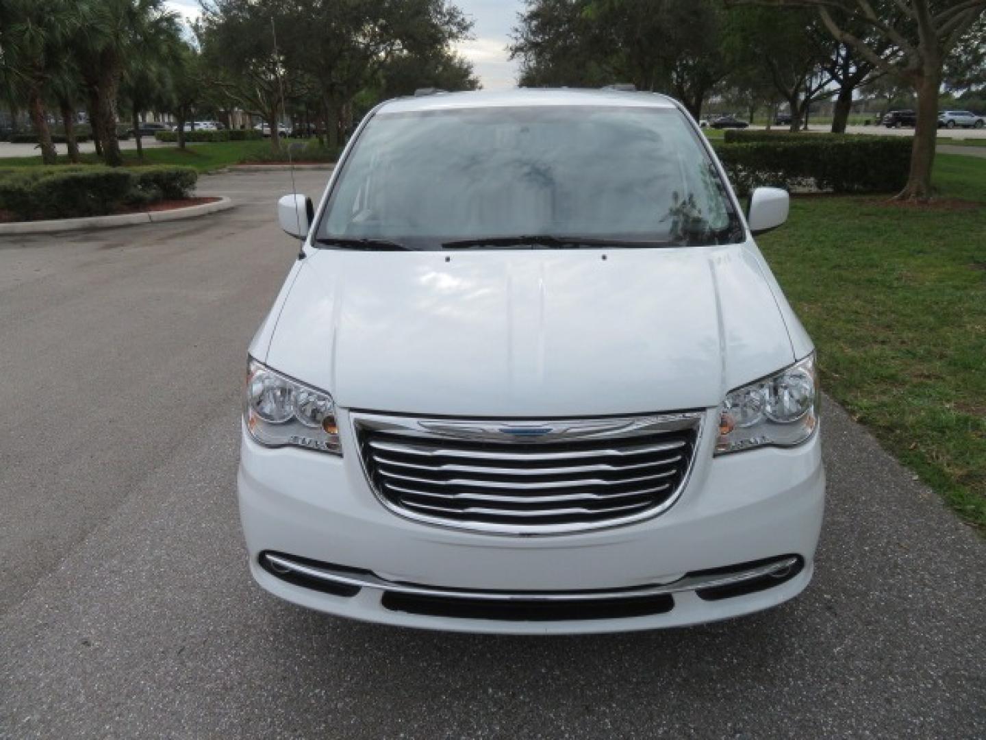 2014 White /Black Chrysler Town & Country (2C4RC1BG4ER) , located at 4301 Oak Circle #19, Boca Raton, FL, 33431, (954) 561-2499, 26.388861, -80.084038 - Photo#25